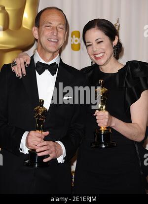 Charles Ferguson et Audrey Marrs, lauréats de l'Academy Award, posent dans la salle de presse avec l'Oscar du meilleur documentaire pour « Inside Job », lors de la 83e cérémonie annuelle des Academy Awards, qui s'est tenue au Kodak Theatre de Los Angeles, CA, Etats-Unis, le 27 février 2011. Photo de Lionel Hahn/ABACAUSA.COM Banque D'Images