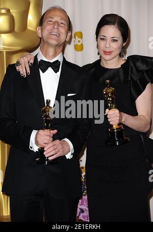 Charles Ferguson et Audrey Marrs, lauréats de l'Academy Award, posent dans la salle de presse avec l'Oscar du meilleur documentaire pour « Inside Job », lors de la 83e cérémonie annuelle des Academy Awards, qui s'est tenue au Kodak Theatre de Los Angeles, CA, Etats-Unis, le 27 février 2011. Photo de Lionel Hahn/ABACAUSA.COM Banque D'Images