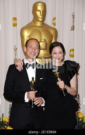 Charles Ferguson et Audrey Marrs, lauréats de l'Academy Award, posent dans la salle de presse avec l'Oscar du meilleur documentaire pour « Inside Job », lors de la 83e cérémonie annuelle des Academy Awards, qui s'est tenue au Kodak Theatre de Los Angeles, CA, Etats-Unis, le 27 février 2011. Photo de Lionel Hahn/ABACAUSA.COM Banque D'Images