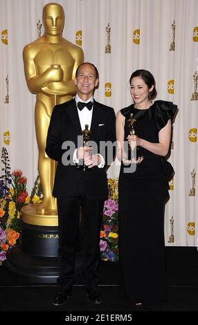 Charles Ferguson et Audrey Marrs, lauréats de l'Academy Award, posent dans la salle de presse avec l'Oscar du meilleur documentaire pour « Inside Job », lors de la 83e cérémonie annuelle des Academy Awards, qui s'est tenue au Kodak Theatre de Los Angeles, CA, Etats-Unis, le 27 février 2011. Photo de Lionel Hahn/ABACAUSA.COM Banque D'Images