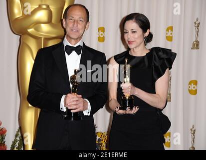 Charles Ferguson et Audrey Marrs, lauréats de l'Academy Award, posent dans la salle de presse avec l'Oscar du meilleur documentaire pour « Inside Job », lors de la 83e cérémonie annuelle des Academy Awards, qui s'est tenue au Kodak Theatre de Los Angeles, CA, Etats-Unis, le 27 février 2011. Photo de Lionel Hahn/ABACAUSA.COM Banque D'Images