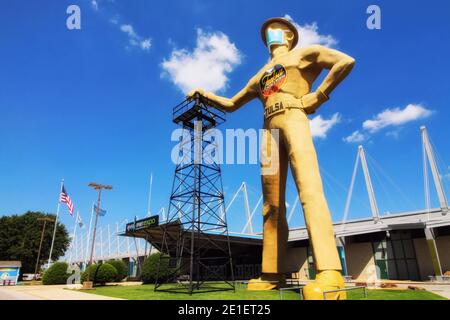 La statue emblématique du Golden Driller de Tulsa Oklahoma porte un masque pendant la pandémie. Banque D'Images