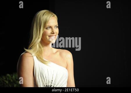 Charlize Theron arrive au Vanity Fair Oscar Party organisé par Graydon carter à Sunset Tower à West Hollywood le 27 février 2011. Photo de Mehdi Taamallah/ABACAUSA.COM Banque D'Images