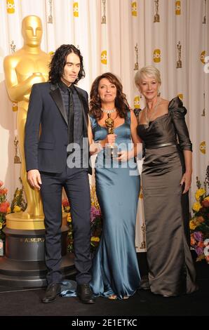 Suzanne Bier (C), lauréate du prix Academy Best Foreign film, avec Russell Brand et Helen Mirren dans la salle de presse du 83e prix annuel de l'Académie, qui s'est tenu au Kodak Theatre à Hollywood, Los Angeles, CA, USA le 27 février 2011. Photo par Graylock/ABACAPRESS.COM Banque D'Images