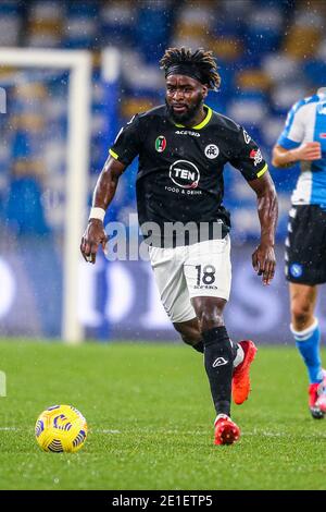 L'attaquant français de Spezia M Bala Nzola contrôle le ballon pendant le match de football de la série A SSC Napoli vs Spezia Calcio. Spezia Calcio a gagné 2-1 Banque D'Images