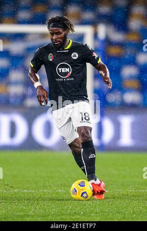 L'attaquant français de Spezia M Bala Nzola contrôle le ballon pendant le match de football de la série A SSC Napoli vs Spezia Calcio. Spezia Calcio a gagné 2-1 Banque D'Images