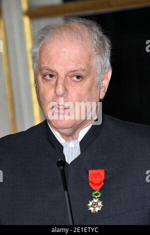 Daniel Barenboim, chef d'orchestre et directeur musical né en Argentine, a reçu le 28 février 2011 le grand officier de la Légion d'honneur du président français Nicolas Sarkozy à l'Elysée Palace de Paris, en France. Photo de Pierre Villard/Pool/ABACAPRESS.COM Banque D'Images