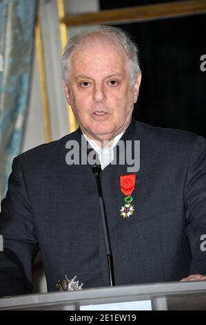 Daniel Barenboim, chef d'orchestre et directeur musical né en Argentine, a reçu le 28 février 2011 le grand officier de la Légion d'honneur du président français Nicolas Sarkozy à l'Elysée Palace de Paris, en France. Photo de Pierre Villard/Pool/ABACAPRESS.COM Banque D'Images