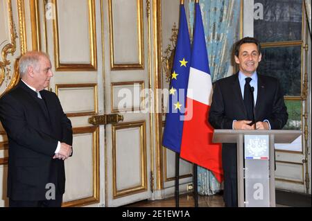 Daniel Barenboim, chef d'orchestre et directeur musical né en Argentine, a reçu le 28 février 2011 le grand officier de la Légion d'honneur du président français Nicolas Sarkozy à l'Elysée Palace de Paris, en France. Photo de Pierre Villard/Pool/ABACAPRESS.COM Banque D'Images