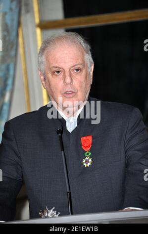 Daniel Barenboim, chef d'orchestre et directeur musical né en Argentine, a reçu le 28 février 2011 le grand officier de la Légion d'honneur du président français Nicolas Sarkozy à l'Elysée Palace de Paris, en France. Photo de Pierre Villard/Pool/ABACAPRESS.COM Banque D'Images
