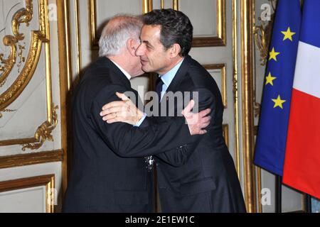 Daniel Barenboim, chef d'orchestre et directeur musical né en Argentine, a reçu le 28 février 2011 le grand officier de la Légion d'honneur du président français Nicolas Sarkozy à l'Elysée Palace de Paris, en France. Photo de Pierre Villard/Pool/ABACAPRESS.COM Banque D'Images