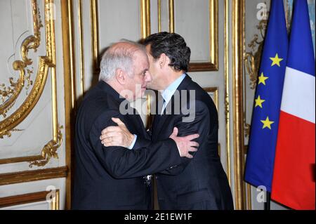 Daniel Barenboim, chef d'orchestre et directeur musical né en Argentine, a reçu le 28 février 2011 le grand officier de la Légion d'honneur du président français Nicolas Sarkozy à l'Elysée Palace de Paris, en France. Photo de Pierre Villard/Pool/ABACAPRESS.COM Banque D'Images