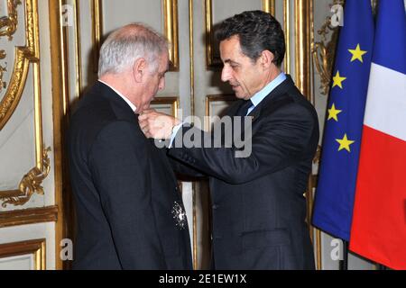 Daniel Barenboim, chef d'orchestre et directeur musical né en Argentine, a reçu le 28 février 2011 le grand officier de la Légion d'honneur du président français Nicolas Sarkozy à l'Elysée Palace de Paris, en France. Photo de Pierre Villard/Pool/ABACAPRESS.COM Banque D'Images