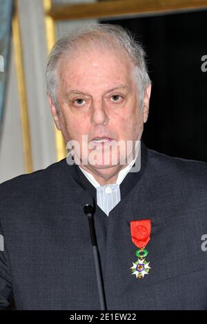Daniel Barenboim, chef d'orchestre et directeur musical né en Argentine, a reçu le 28 février 2011 le grand officier de la Légion d'honneur du président français Nicolas Sarkozy à l'Elysée Palace de Paris, en France. Photo de Pierre Villard/Pool/ABACAPRESS.COM Banque D'Images