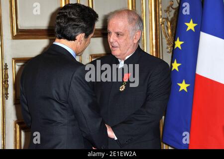Daniel Barenboim, chef d'orchestre et directeur musical né en Argentine, a reçu le 28 février 2011 le grand officier de la Légion d'honneur du président français Nicolas Sarkozy à l'Elysée Palace de Paris, en France. Photo de Pierre Villard/Pool/ABACAPRESS.COM Banque D'Images