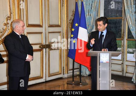 Daniel Barenboim, chef d'orchestre et directeur musical né en Argentine, a reçu le 28 février 2011 le grand officier de la Légion d'honneur du président français Nicolas Sarkozy à l'Elysée Palace de Paris, en France. Photo de Pierre Villard/Pool/ABACAPRESS.COM Banque D'Images