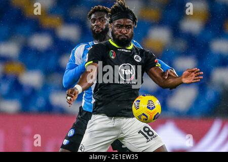 Tiemoue Bakayoko (L), le milieu de terrain français de SSC Napoli, défile pour le ballon avec l'attaquant français de Spezia M Bala Nzola lors du match de football de Serie A SSC Napoli vs Spezia Calcio. Spezia Calcio a gagné 2-1 Banque D'Images