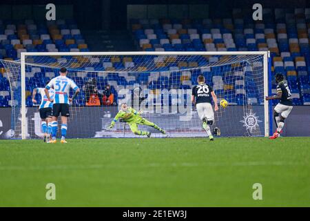 L'attaquant français de Spezia, M Bala Nzola, s'est mis contre David Ospina, gardien de but colombien de la SSC Napoli, lors du match de football de Serie A, SSC Napoli contre Spezia Calcio. Spezia Calcio a gagné 2-1 Banque D'Images