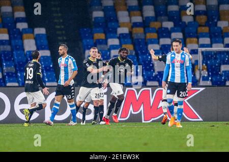 L'attaquant français de Spezia, M Bala Nzola, célèbre après avoir marquant un but avec son équipe lors du match de football série A SSC Napoli vs Spezia Calcio. Spezia Calcio a gagné 2-1 Banque D'Images