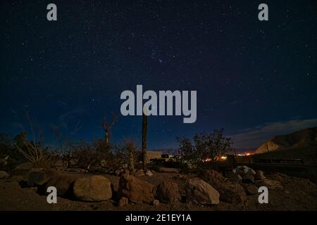 Ciel nocturne dans le désert de Bahia de los Angelos au Mexique Banque D'Images