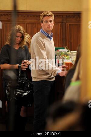 « William » Nico Evers-Swindell sur le set de « William & Kate » de Lifetime. Le film devait être projeté la semaine avant les nuptials du couple du 29 avril. Los Angeles, Californie, le 3 mars 2011. Photo de Lionel Hahn/AbacaUsa.com Banque D'Images