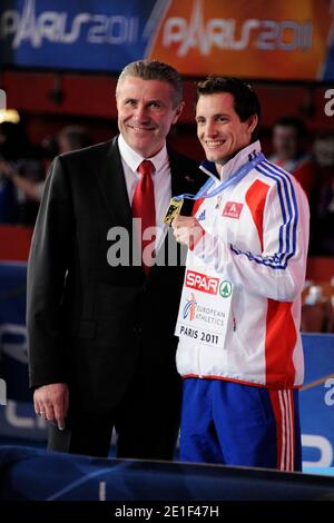 Le champion olympique de France, Renaud Lavillenie, a établi un record du monde en salle de perche avec un effort de 6.16 mètres lors d'une réunion à Donetsk, en Ukraine, le 15 février 2014. La marque précédente de 6.15 a été fixée par Sergei Bubka au même événement en Ukraine en 1993. Bubka détient toujours le record du monde de plein air de 6.14. Photo du fichier : le gagnant français Renaud Lavillenie de la voûte polaire reçoit sa médaille par Sergei Bubka et Jean Galfione, anciens champions olympiques, lors des championnats européens d'athlétisme en salle au Palais des Sports, Paris, France, le 6 mars 2011. Photo de Henri Szwarc/ABACAPRESS.C. Banque D'Images