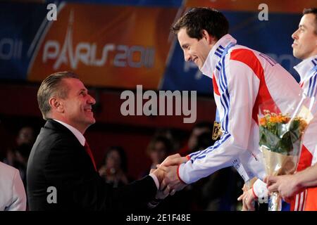 Le champion olympique de France, Renaud Lavillenie, a établi un record du monde en salle de perche avec un effort de 6.16 mètres lors d'une réunion à Donetsk, en Ukraine, le 15 février 2014. La marque précédente de 6.15 a été fixée par Sergei Bubka au même événement en Ukraine en 1993. Bubka détient toujours le record du monde de plein air de 6.14. Photo du fichier : le gagnant français Renaud Lavillenie de la voûte polaire reçoit sa médaille par Sergei Bubka et Jean Galfione, anciens champions olympiques, lors des championnats européens d'athlétisme en salle au Palais des Sports, Paris, France, le 6 mars 2011. Photo de Henri Szwarc/ABACAPRESS.C. Banque D'Images