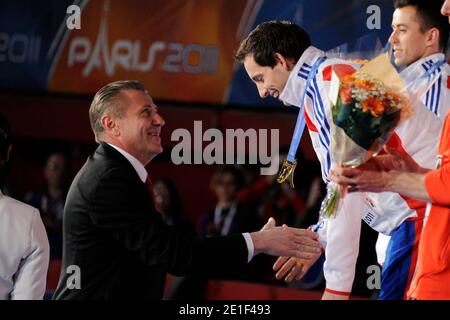 Le champion olympique de France, Renaud Lavillenie, a établi un record du monde en salle de perche avec un effort de 6.16 mètres lors d'une réunion à Donetsk, en Ukraine, le 15 février 2014. La marque précédente de 6.15 a été fixée par Sergei Bubka au même événement en Ukraine en 1993. Bubka détient toujours le record du monde de plein air de 6.14. Photo du fichier : le gagnant français Renaud Lavillenie de la voûte polaire reçoit sa médaille par Sergei Bubka et Jean Galfione, anciens champions olympiques, lors des championnats européens d'athlétisme en salle au Palais des Sports, Paris, France, le 6 mars 2011. Photo de Henri Szwarc/ABACAPRESS.C. Banque D'Images