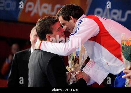 Le champion olympique de France, Renaud Lavillenie, a établi un record du monde en salle de perche avec un effort de 6.16 mètres lors d'une réunion à Donetsk, en Ukraine, le 15 février 2014. La marque précédente de 6.15 a été fixée par Sergei Bubka au même événement en Ukraine en 1993. Bubka détient toujours le record du monde de plein air de 6.14. Photo du fichier : le gagnant français Renaud Lavillenie de la voûte polaire reçoit sa médaille par Sergei Bubka et Jean Galfione, anciens champions olympiques, lors des championnats européens d'athlétisme en salle au Palais des Sports, Paris, France, le 6 mars 2011. Photo de Henri Szwarc/ABACAPRESS.C. Banque D'Images