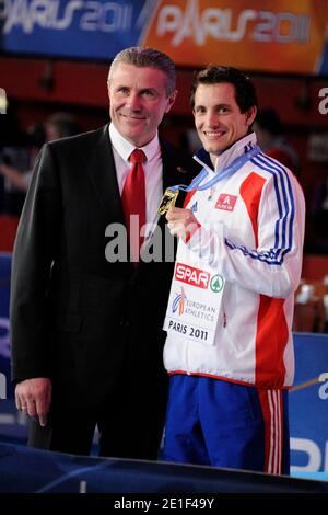 Le champion olympique de France, Renaud Lavillenie, a établi un record du monde en salle de perche avec un effort de 6.16 mètres lors d'une réunion à Donetsk, en Ukraine, le 15 février 2014. La marque précédente de 6.15 a été fixée par Sergei Bubka au même événement en Ukraine en 1993. Bubka détient toujours le record du monde de plein air de 6.14. Photo du fichier : le gagnant français Renaud Lavillenie de la voûte polaire reçoit sa médaille par Sergei Bubka et Jean Galfione, anciens champions olympiques, lors des championnats européens d'athlétisme en salle au Palais des Sports, Paris, France, le 6 mars 2011. Photo de Henri Szwarc/ABACAPRESS.C. Banque D'Images