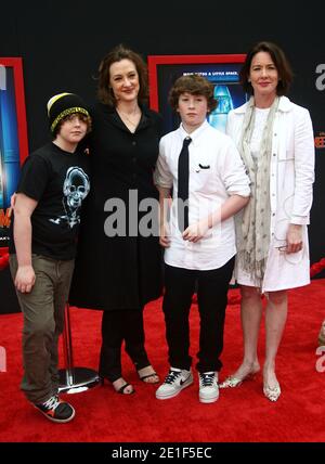 Miles Burke, Joan Cusack, Dylan John Burke et Ann Cusack arrivent pour la première de Walt Disney Pictures 'mars Need Moms' tenue au théâtre El Capitan à Hollywood, Los Angeles, CA, États-Unis, le 6 mars 2011. Photo de Tonya Wise/ABACAPRESS.COM Banque D'Images