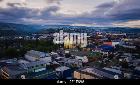 Vue aérienne de l'église de San Francisco à Castro, Chili Chiloe Banque D'Images