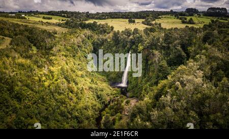 Vue aérienne de la cascade de Cascadas de Tocoihue Banque D'Images