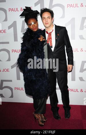 Shingai Shoniwa et Dan Smith des Noisettes participant au salon de la collection prêt-à-porter de Paul et Joe automne-hiver 2011/2012 qui s'est tenu à Olympia à Paris, en France, le 8 mars 2011. Photo de Nicolas Briquet/ABACAPRESS.COM Banque D'Images