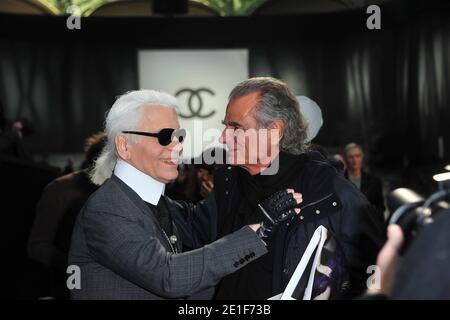 Karl Lagerfeld et Patrick de Marchelier posant au salon de mode prêt-à-porter automne-hiver 2011-2012 de Chanel conçu par Karl Lagerfeld au Grand Palais de Paris, France, le 8 mars 2011, dans le cadre de la semaine de la mode de Paris. Photo de Frédéric Nebinger/ABACAPRESS.COM Banque D'Images