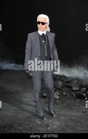 Karl Lagerfeld pose au salon de mode automne-hiver 2011-2012 prêt-à-porter de Chanel conçu par Karl Lagerfeld au Grand Palais de Paris, France, le 8 mars 2011, dans le cadre de la semaine de la mode de Paris. Photo de Frédéric Nebinger/ABACAPRESS.COM Banque D'Images