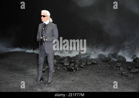 Karl Lagerfeld pose au salon de mode automne-hiver 2011-2012 prêt-à-porter de Chanel conçu par Karl Lagerfeld au Grand Palais de Paris, France, le 8 mars 2011, dans le cadre de la semaine de la mode de Paris. Photo de Frédéric Nebinger/ABACAPRESS.COM Banque D'Images