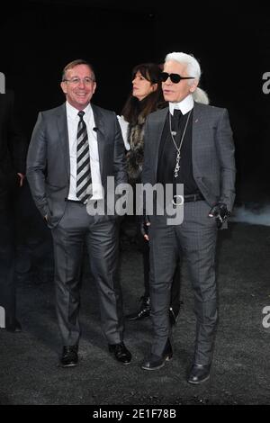 Karl Lagerfeld pose au salon de mode automne-hiver 2011-2012 prêt-à-porter de Chanel conçu par Karl Lagerfeld au Grand Palais de Paris, France, le 8 mars 2011, dans le cadre de la semaine de la mode de Paris. Photo de Frédéric Nebinger/ABACAPRESS.COM Banque D'Images