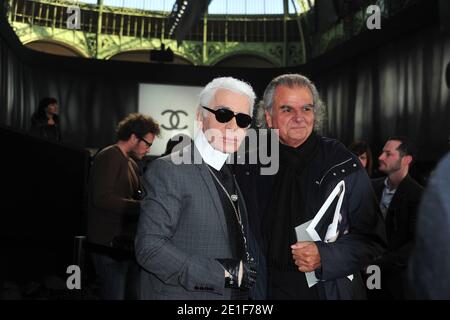 Karl Lagerfeld et Patrick de Marchelier posant au salon de mode prêt-à-porter automne-hiver 2011-2012 de Chanel conçu par Karl Lagerfeld au Grand Palais de Paris, France, le 8 mars 2011, dans le cadre de la semaine de la mode de Paris. Photo de Frédéric Nebinger/ABACAPRESS.COM Banque D'Images