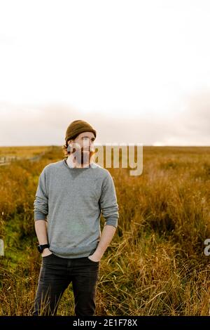 Homme barbu dans la campagne anglaise au coucher du soleil Banque D'Images