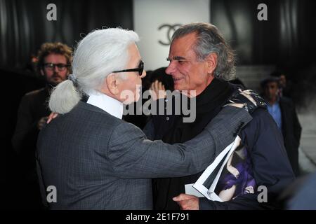 Karl Lagerfeld et Patrick de Marchelier posant au salon de mode prêt-à-porter automne-hiver 2011-2012 de Chanel conçu par Karl Lagerfeld au Grand Palais de Paris, France, le 8 mars 2011, dans le cadre de la semaine de la mode de Paris. Photo de Frédéric Nebinger/ABACAPRESS.COM Banque D'Images