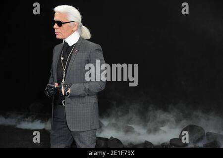 Karl Lagerfeld pose au salon de mode automne-hiver 2011-2012 prêt-à-porter de Chanel conçu par Karl Lagerfeld au Grand Palais de Paris, France, le 8 mars 2011, dans le cadre de la semaine de la mode de Paris. Photo de Frédéric Nebinger/ABACAPRESS.COM Banque D'Images