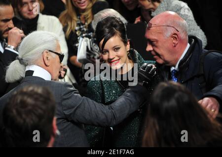 Lily Allen, Karl Lagerfeld posant au salon de mode prêt-à-porter de Chanel automne-hiver 2011-2012 conçu par Karl Lagerfeld au Grand Palais de Paris, France, le 8 mars 2011, dans le cadre de la semaine de la mode de Paris. Photo de Frédéric Nebinger/ABACAPRESS.COM Banque D'Images