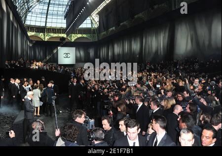 Karl Lagerfeld pose au salon de mode automne-hiver 2011-2012 prêt-à-porter de Chanel conçu par Karl Lagerfeld au Grand Palais de Paris, France, le 8 mars 2011, dans le cadre de la semaine de la mode de Paris. Photo de Frédéric Nebinger/ABACAPRESS.COM Banque D'Images