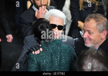 Lily Allen, Karl Lagerfeld posant au salon de mode prêt-à-porter de Chanel automne-hiver 2011-2012 conçu par Karl Lagerfeld au Grand Palais de Paris, France, le 8 mars 2011, dans le cadre de la semaine de la mode de Paris. Photo de Frédéric Nebinger/ABACAPRESS.COM Banque D'Images