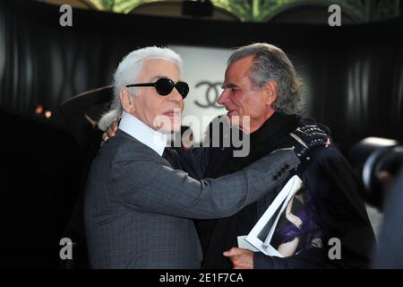 Karl Lagerfeld et Patrick de Marchelier posant au salon de mode prêt-à-porter automne-hiver 2011-2012 de Chanel conçu par Karl Lagerfeld au Grand Palais de Paris, France, le 8 mars 2011, dans le cadre de la semaine de la mode de Paris. Photo de Frédéric Nebinger/ABACAPRESS.COM Banque D'Images