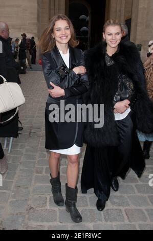 Le modèle Natalia Vodianova arrive au salon de mode Louis Vuitton prêt-à-porter automne-hiver 2011/2012 qui s'est tenu à la Cour Carree du Louvre à Paris, en France, le 9 mars 2011, dans le cadre de la semaine de la mode de Paris. Photo de Nicolas Genin/ABACAPRESS.COM Banque D'Images