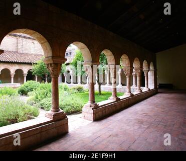 Arches et colonnes sculptées, cloîtres médiévales, New York Banque D'Images