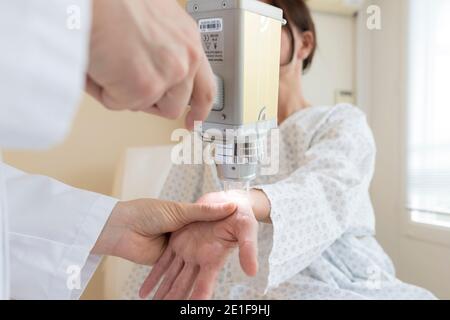 un dermatologue effectue un examen de la peau Banque D'Images