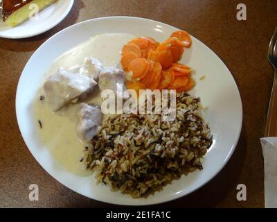 Blanquette de veau servi au restaurant dans le petit village alpin de Chatel, France Banque D'Images